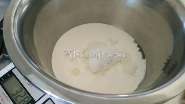用电动打蛋器打发淡奶油，加入白糖
