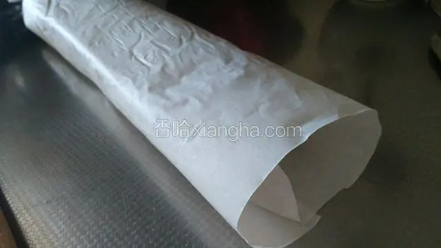 尽量紧的卷好，放在冰箱冷藏30分钟，取出就可以切着吃啦