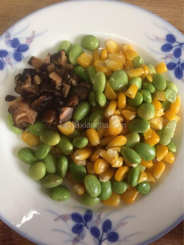煮熟的豆子玉米粒和香菇丁。