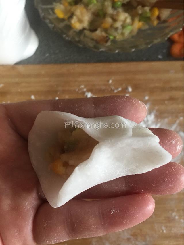 饺子前面的皮是光滑的，后方一个个的褶子挨着，两只手无法演示。