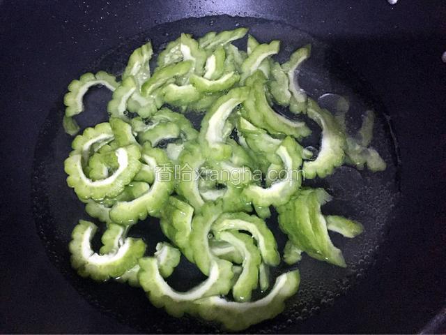 锅中倒入适量清水烧开后放入胚芽油和盐，再放入苦瓜焯熟
