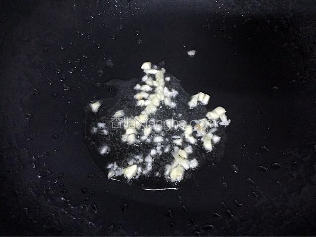 锅中倒入适量的玉米胚芽油烧热后放入蒜末爆香