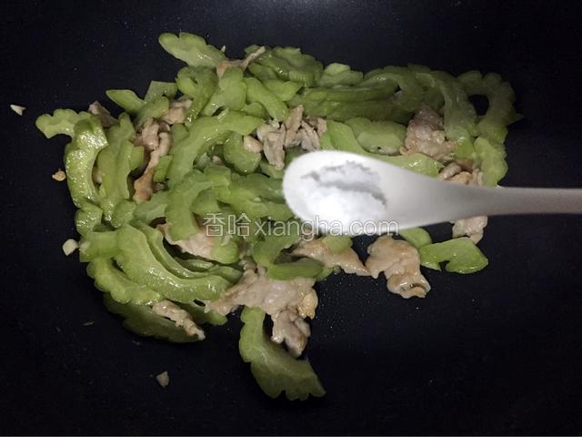 加入适量的盐和鸡精翻炒均匀即可盛盘食用