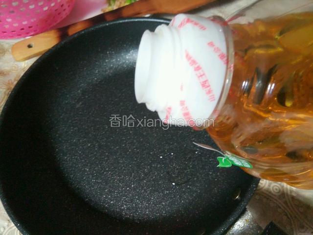 锅烧干下适量的西王玉米胚芽油