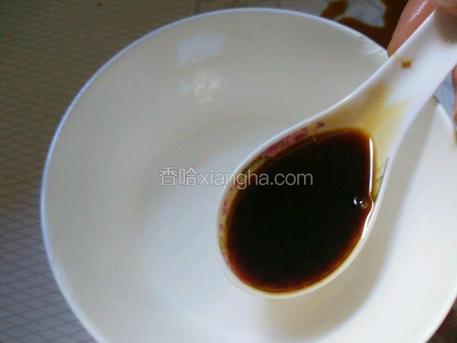 调一匙的酱油两匙水，淋下鱼 ，煎制收干汁就可以了，（淋鱼的一个步骤图拍了，不小心删除了）