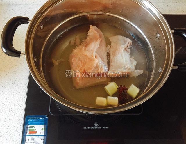 五花肉放在水中，水第一次沸腾后，倒掉煮肉的水（目的是去煮出的沫和油）。
再加冷水、大蒜、大葱、草果、生姜，中火煮五花肉。（煮至皮能用筷子用力戳破，不用煮太久）
