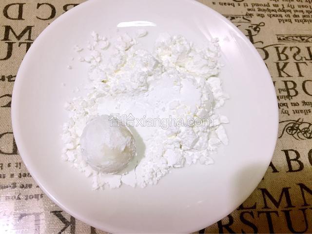 把鹌鹑蛋均匀的裹上一层薄薄的淀粉