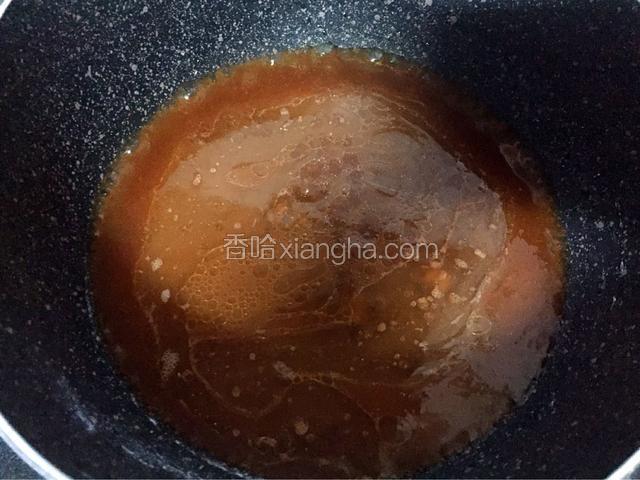 锅中倒入适量西王玉米胚芽油烧热后，倒入刚才调好的酱汁煮至浓稠状态