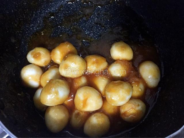 等鹌鹑蛋均匀的裹上酱汁后即可关火