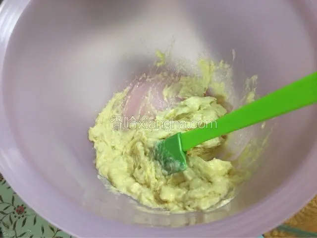 将榴莲去核.用搅拌棒捣成泥.不用太细腻.果肉成颗粒状才更有口感！