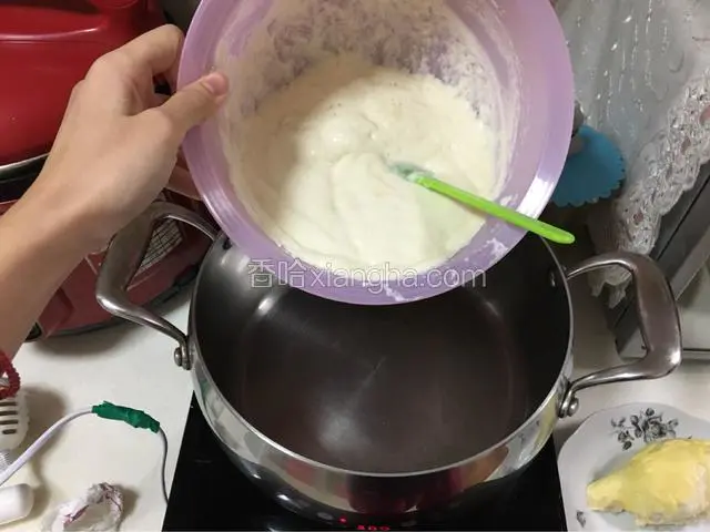 将调好的蛋糕液慢慢倒入.