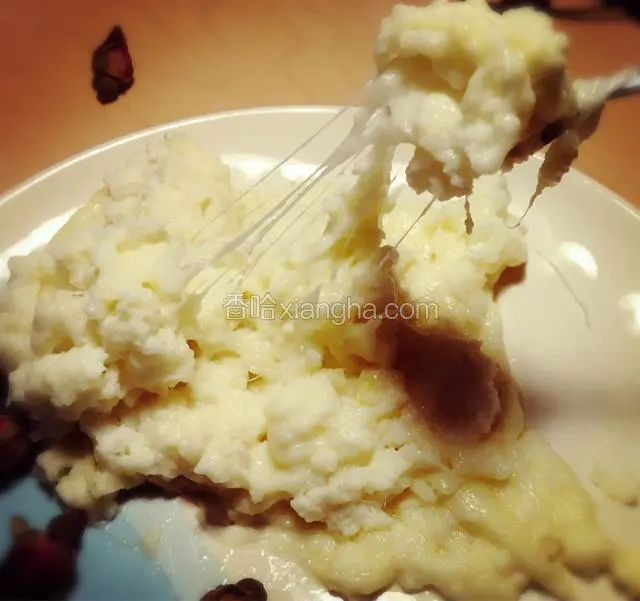 会拉丝的呦.奶香浓厚的芝士.甜甜糯糯的榴莲.口感绵纯的糕底.快来享用吧！