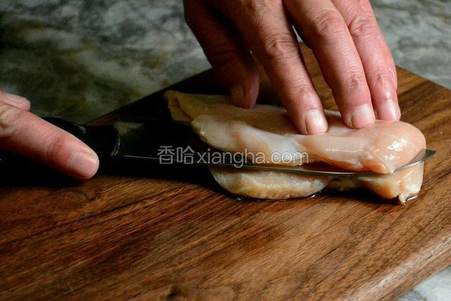 鸡胸肉去筋膜从中间片开，不要完全切断。