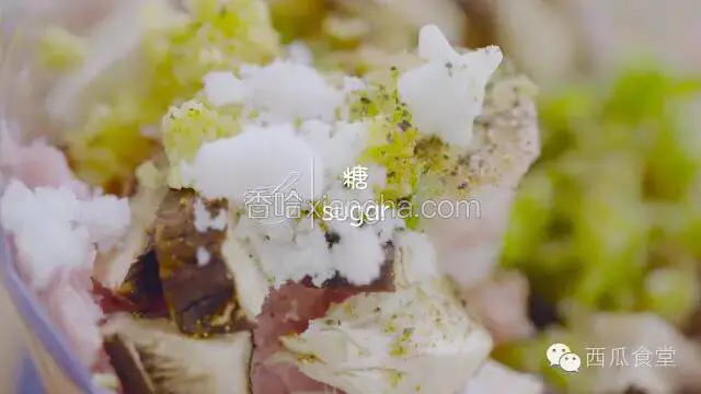 香菇切丁放入肉泥里，加葱姜末、蛋清、盐、糖、生抽、料酒等调味（加入红曲粉午餐肉的颜色会红红的更好看，因为孩子比较小，所以我没有加，大家可以根据孩子的年龄自行掌握）