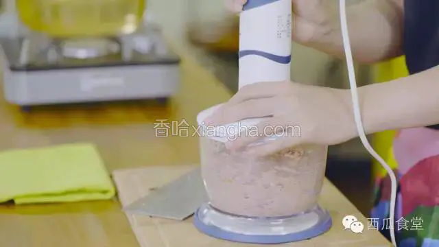 料理机再次搅拌，让香菇和配料都融合在肉泥里