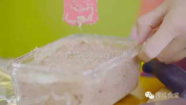玻璃盒子刷一层薄油，把肉泥放进去压实