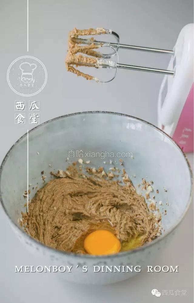 加入鸡蛋，鸡蛋要常温，刚从冰箱出来的容易油水分离，加一点点盐