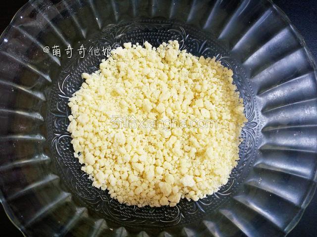 黄油15g切小块室温软化，加入白糖15g和低粉35g，用搓成颗粒状即可。盖保鲜膜放冰箱冷藏备用。