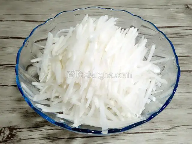 切完所有的萝卜放碗里。
