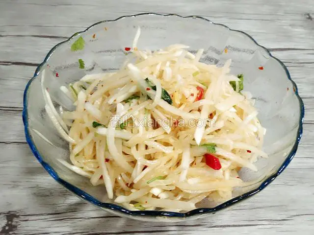 所有调料以及佐料添加完，用筷子拌匀就可以装盘。