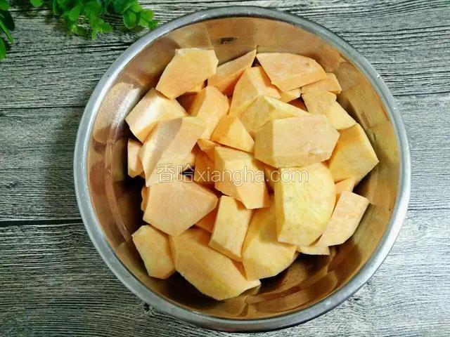红薯去皮切成小块蒸熟