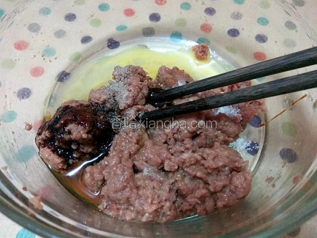 牛肉打些水进去，上劲后，加入蛋液，花椒粉，白胡椒粉，料酒，老抽，盐，香油，海鲜酱适量。