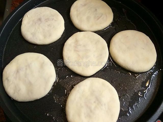 预热电饼铛，放入少量油，放上所有饼。