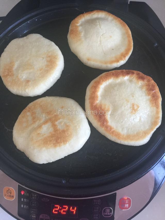 发面饼提前烙好（发面饼的制作参见我之前的菜谱）。