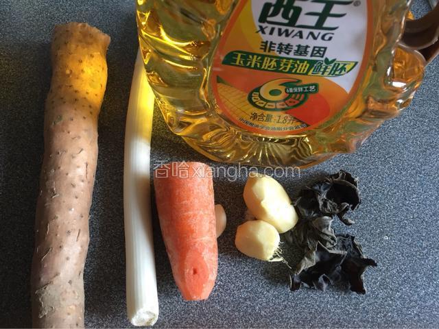 准备西王玉米油和食材的主料辅料。