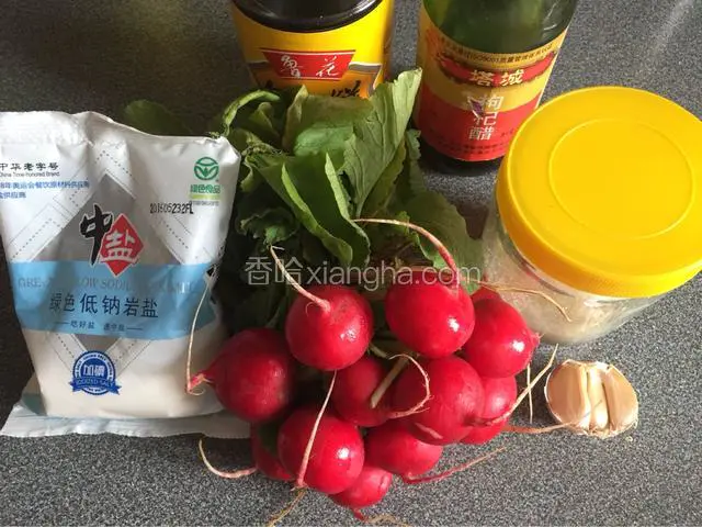 准备小萝卜与调料。