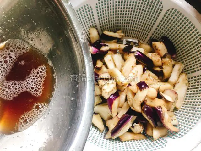 把腌制好的茄子挤干多余水分。