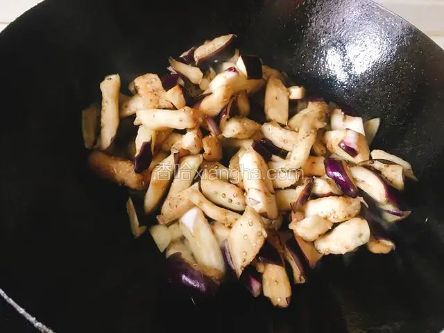 再倒入腌制好的茄子，翻炒至茄子变软。可以倒一点清水闷一下。