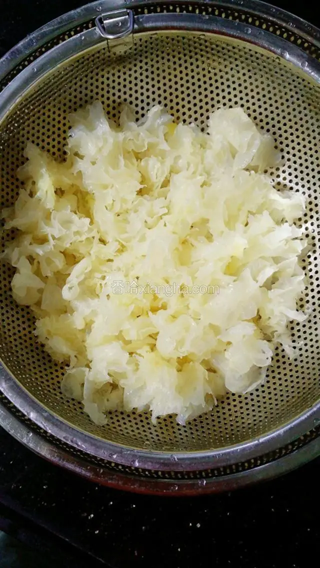 把泡发的雪耳沥水，撕成一小朵一小朵。
