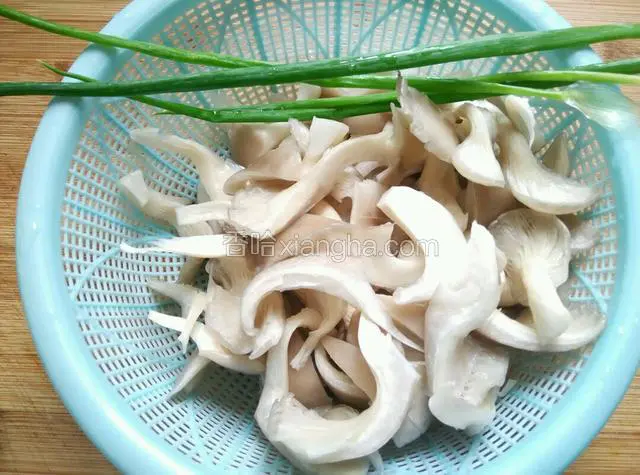 平菇和葱洗净