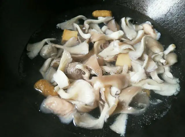 倒入平菇煮开