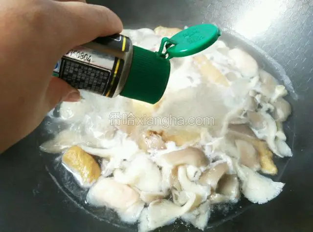 放胡椒粉调味出锅，最后撒入葱花即可