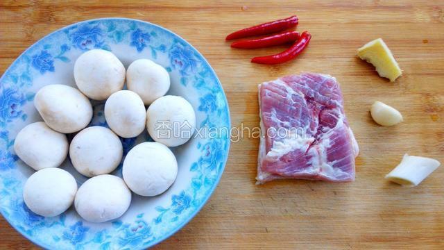 准备食材：口蘑用清水加一点淀粉浸泡一会，再用清水冲洗干净