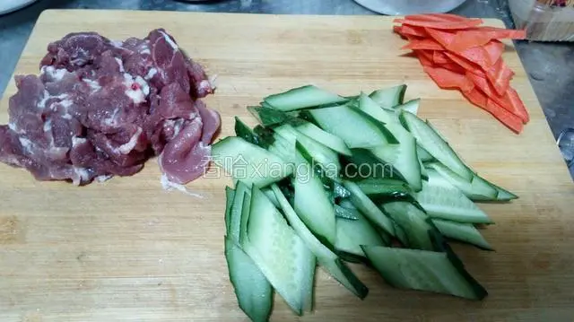 将肉去筋切片黄瓜切片，胡萝卜切片