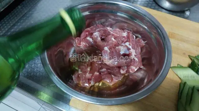 将肉放入盆中加入料酒