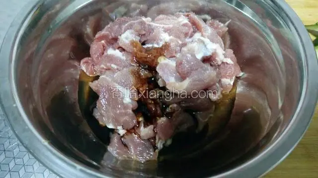 加入少许酱油，盐，再加入一勺水打上底味抓匀，