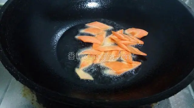 火上做锅倒入油，将胡萝卜过一下油
