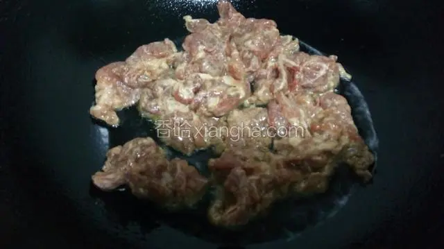 将肉片倒入锅中