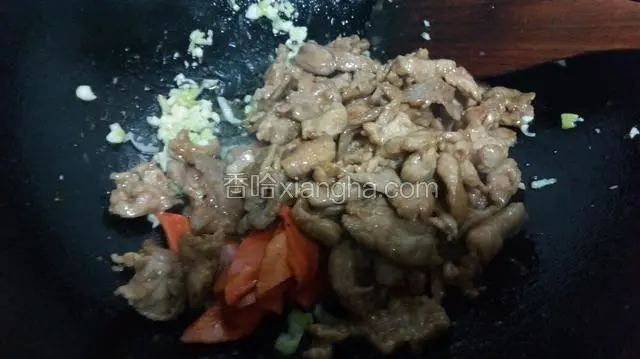 倒入肉片翻炒