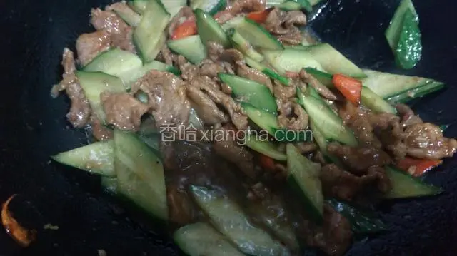 大火翻炒加入鸡精，加入一勺淀粉水不要多翻炒均匀关火。