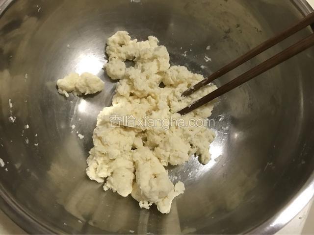 面粉倒入开水，拌成块，加入盐，油，一起揉成团。