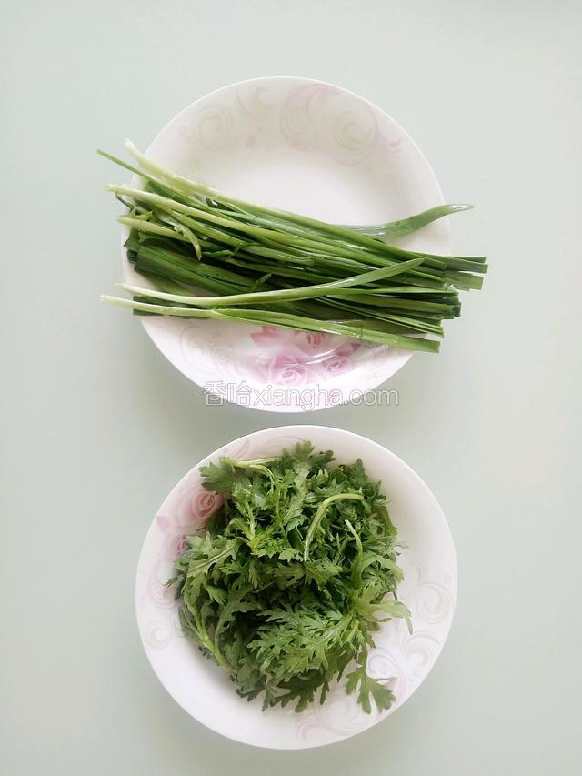 韭菜和茼蒿叶子洗净、沥干水分！