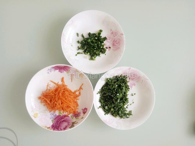 茼蒿叶子和韭菜都切成碎末！