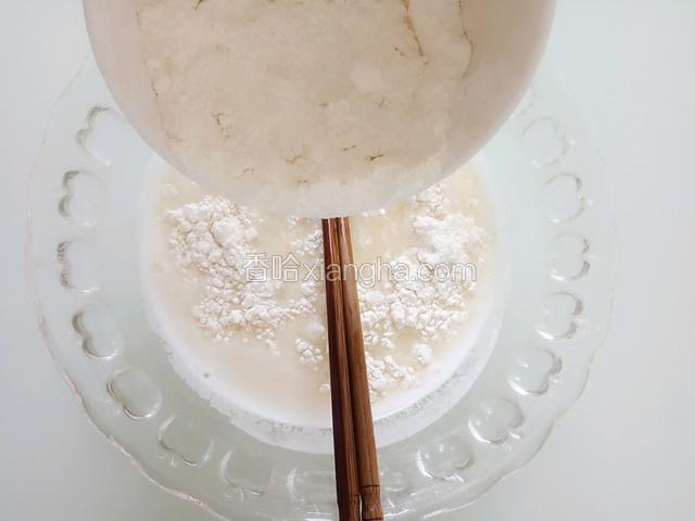 往水里加面粉，边加边用筷子顺着一个方向搅拌！