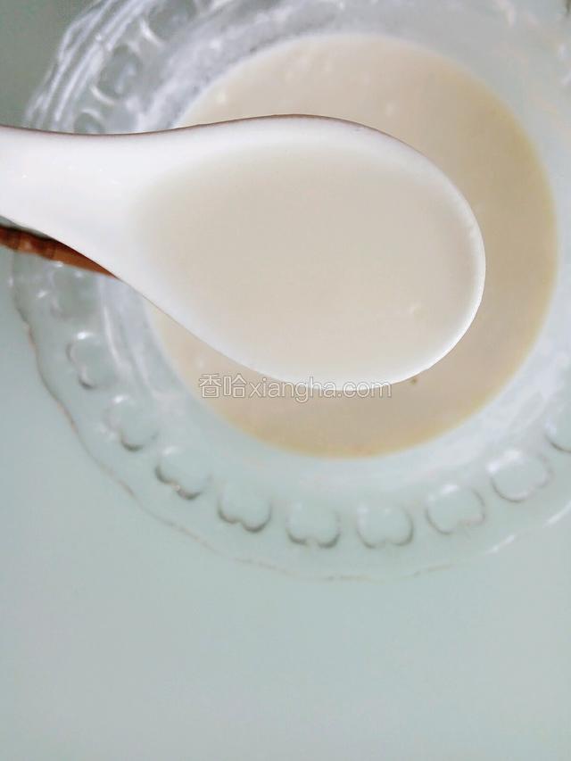 用勺子把面糊里的小颗粒都挤压掉！面糊顺滑细腻！