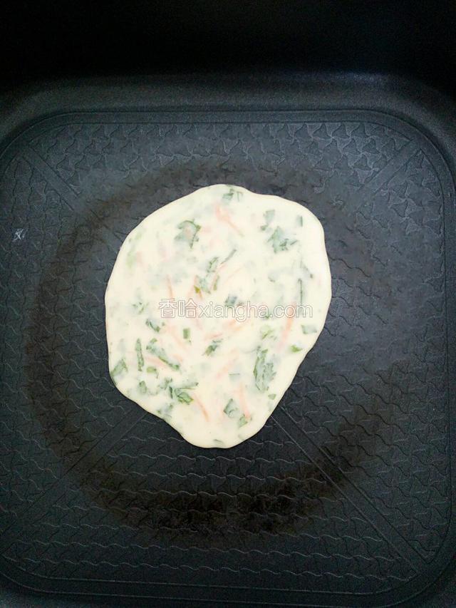 锅热了，盛一勺面糊倒入锅里！（我用的是不粘锅，如果不是，需要在锅里刷一层油防粘！）